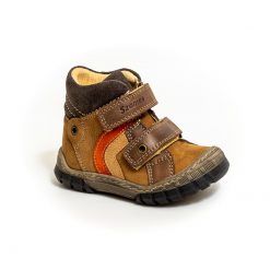 magasított szárú cipő