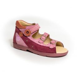 szandál virágos díszítéssel.