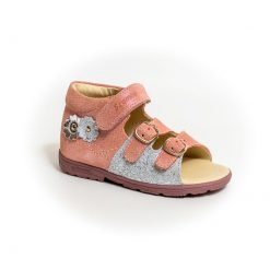 szandál virágos díszítéssel