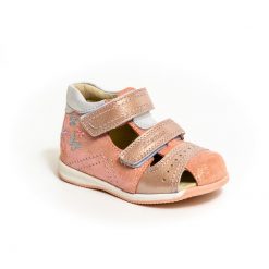 elöl zárt szandál virággal és pillangóval