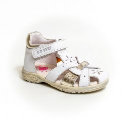 1 tépőzáras szandál