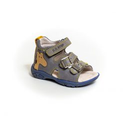 egy tépőzáras zsiráfos szandál